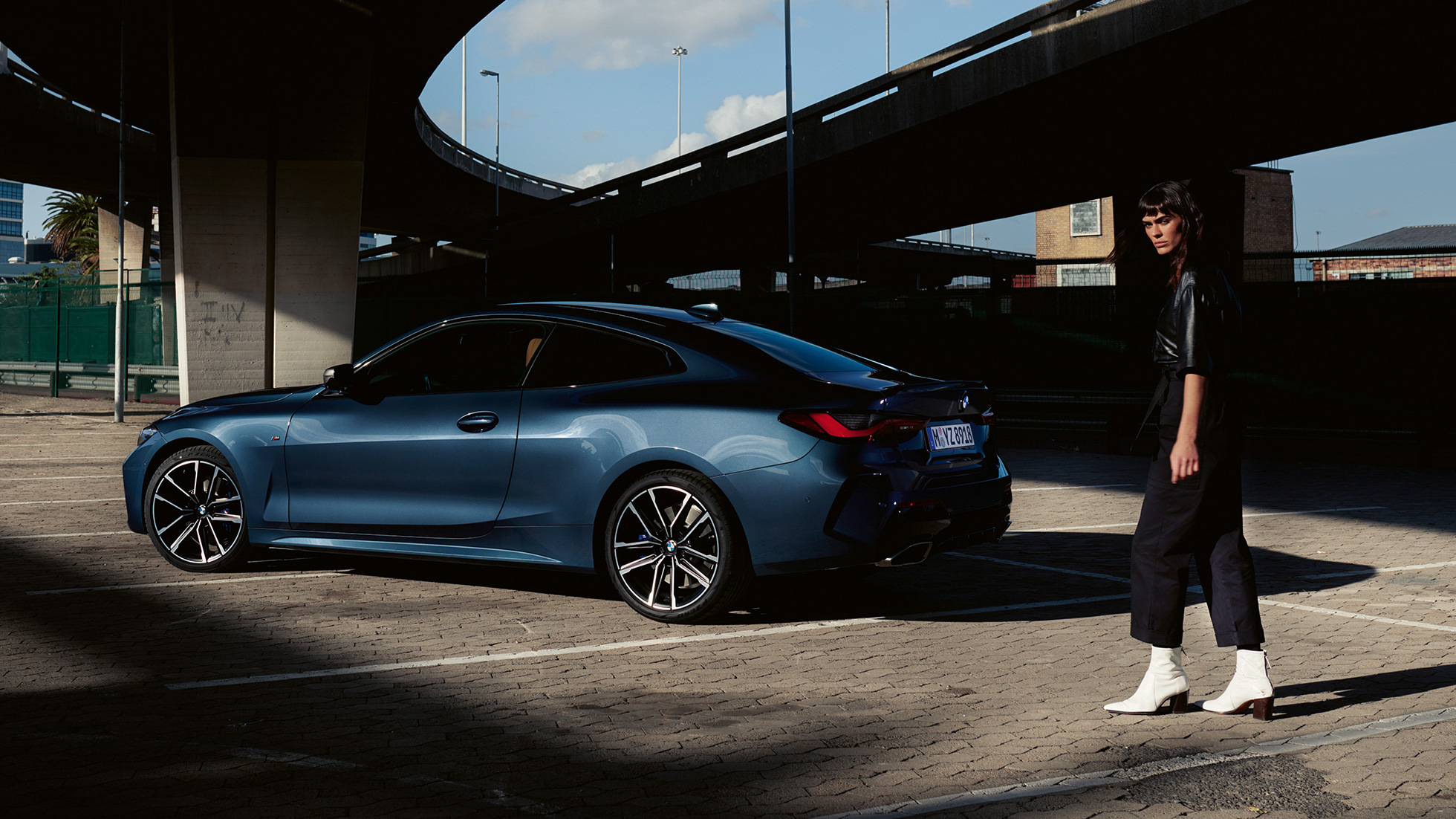 Bočný pohľad splývajúca línia strechy BMW radu 4 Coupé G22 2020 BMW radu 4 Coupé G22 2020 metalíza Arctic Race Blue bočný pohľad splývajúca línia strechy