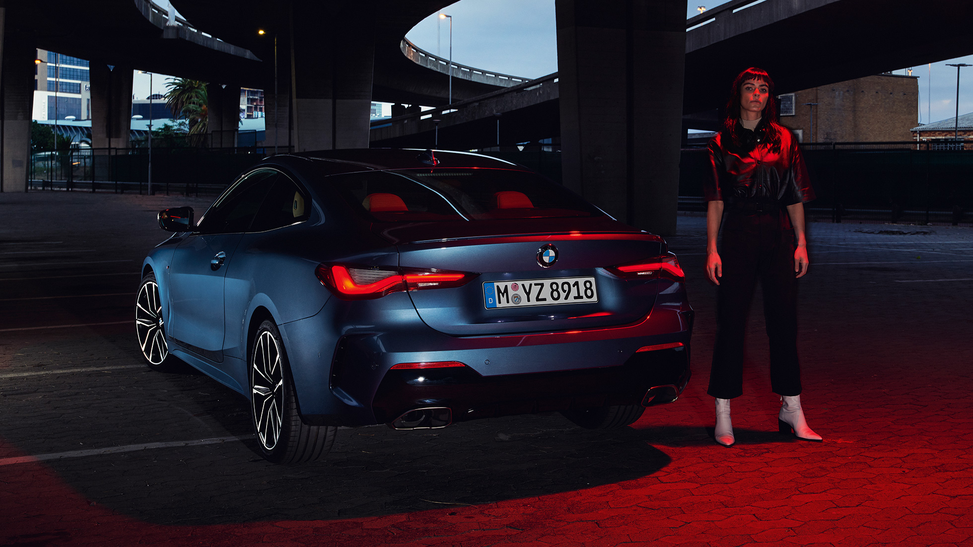 Zadný pohľad zadné svetlá BMW radu 4 Coupé G22 BMW radu 4 Coupé G22 2020 metalíza Arctic Race Blue zadný pohľad zadné svetlá