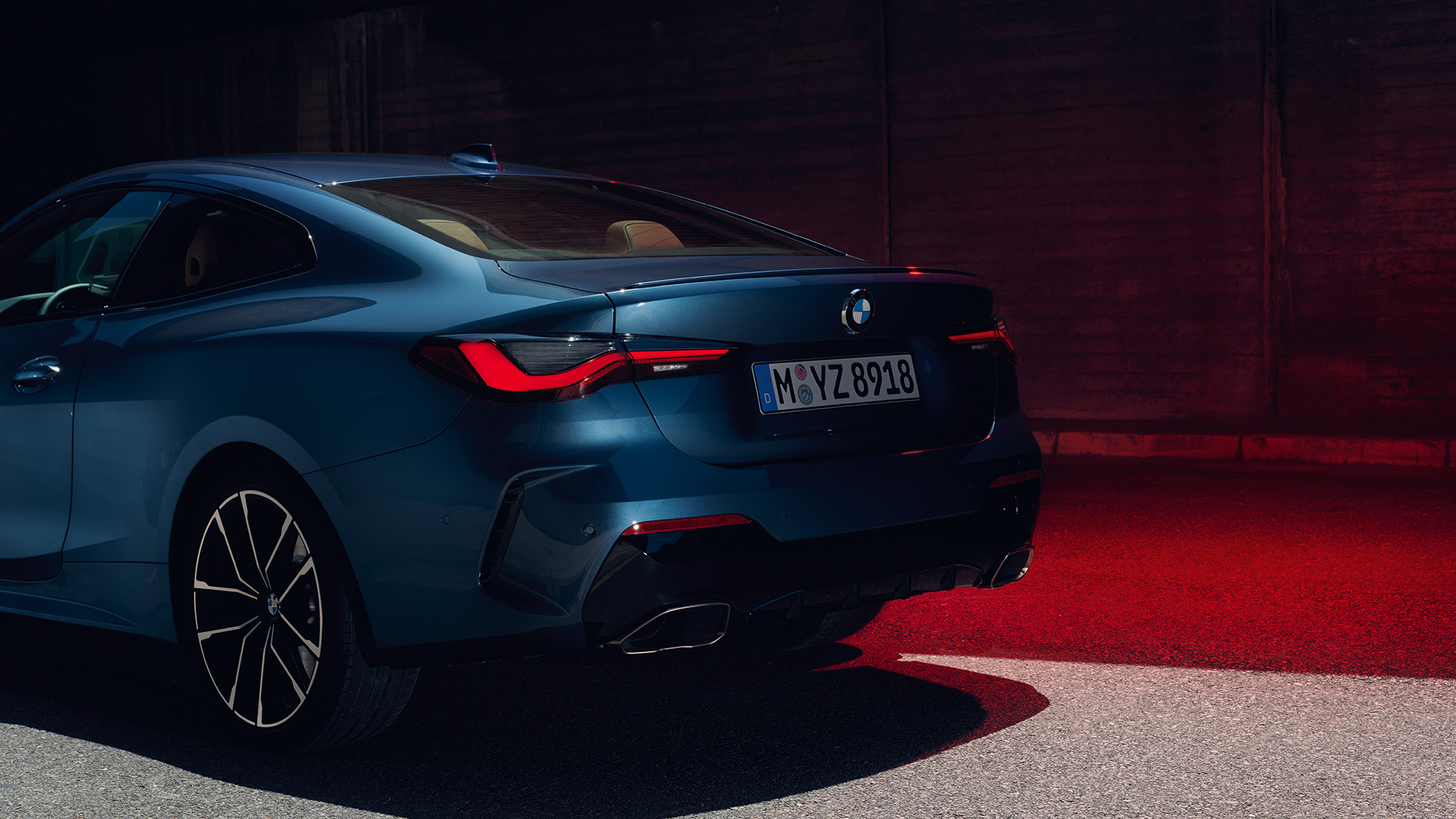 Zadobočný pohľad koncovky výfuku BMW radu 4 Coupé G22 2020 BMW radu 4 Coupé G22 2020 metalíza Arctic Race Blue zadobočný pohľad koncovky výfuku