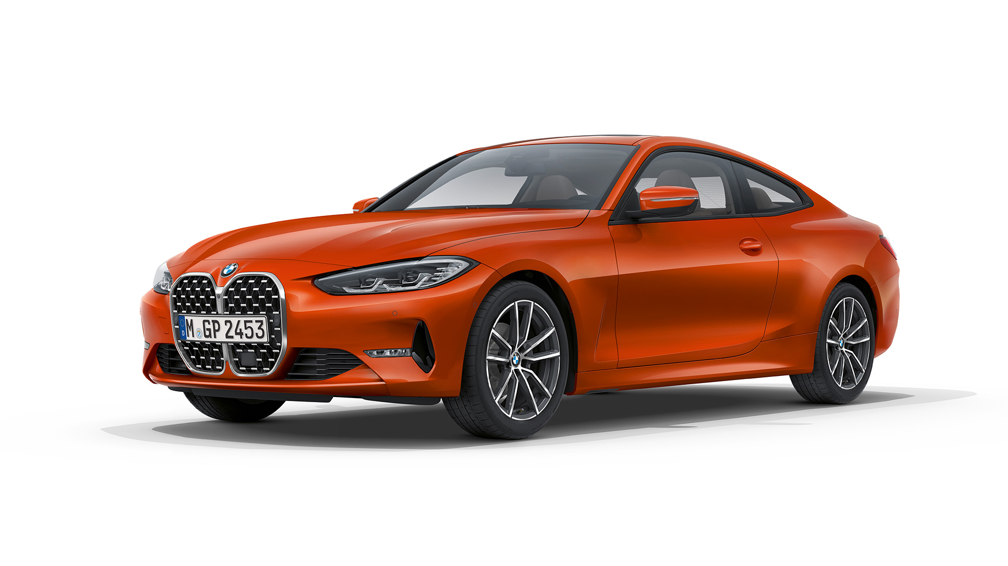 Predobočný pohľad BMW radu 4 Coupé základná výbava G22 2020 BMW radu 4 Coupé G22 2020 základná výbava metalíza Sunset Orange predobočný pohľad