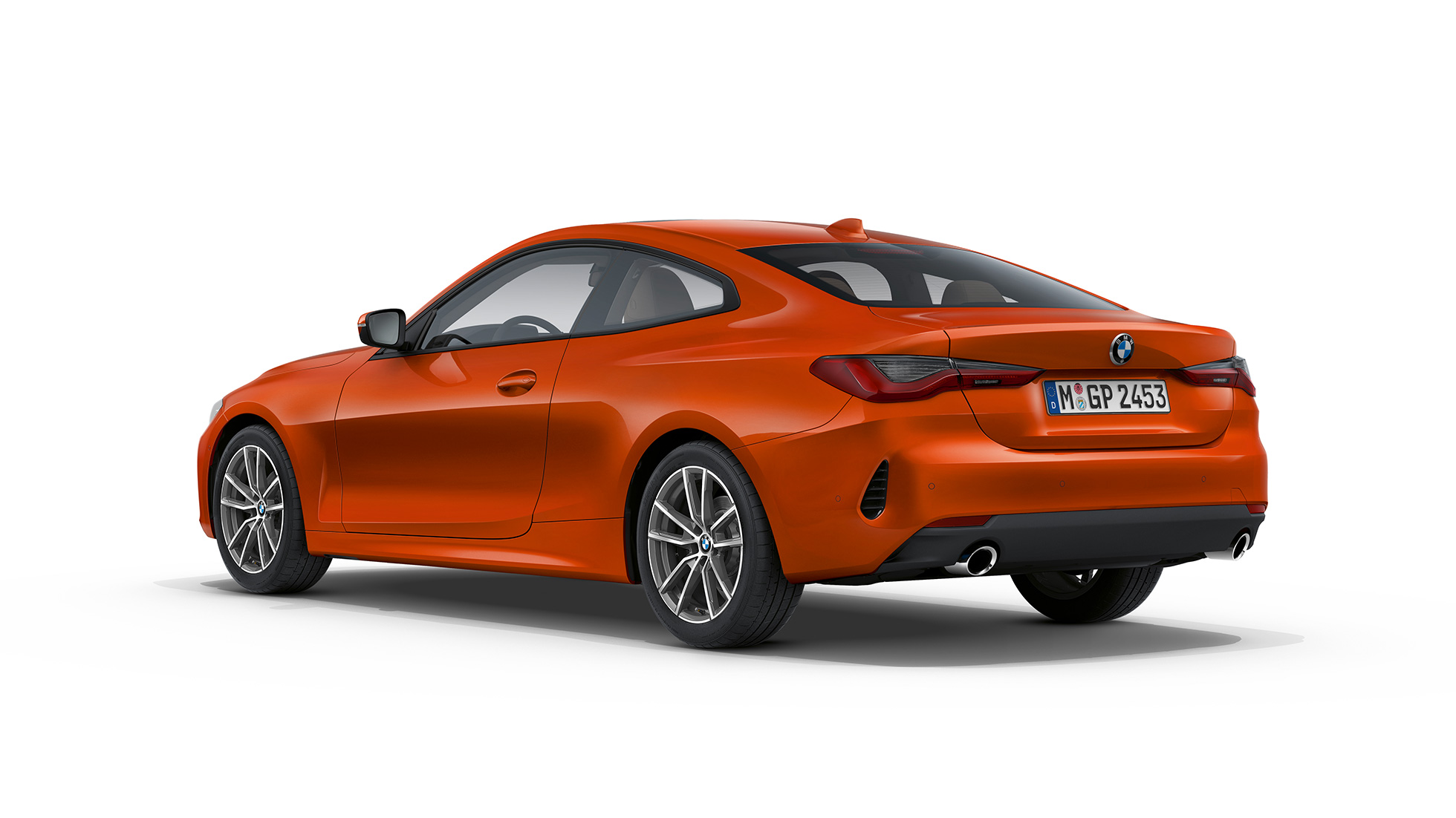 Zadobočný pohľad BMW radu 4 Coupé základná výbava G22 2020 BMW radu 4 Coupé G22 2020 základná výbava metalíza Sunset Orange zadobočný pohľad