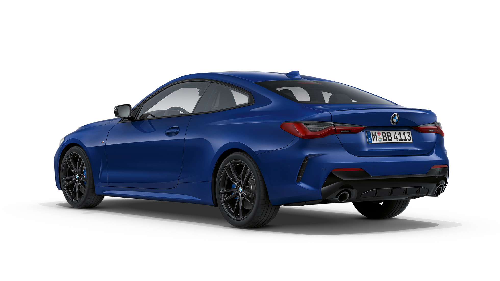 Zadná časť BMW radu 4 Coupé M Sport balík G22 2020 BMW radu 4 Coupé G22 2020 M Sport balík metalíza Arctic Race Blue zadobočný pohľad