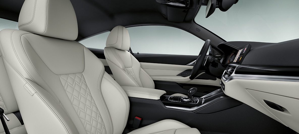 Koža Merino Ivory White BMW radu 4 Coupé Individual G22 2020 Interiér BMW Individual koža s rozšíreným rozsahom Merino Ivory White BMW radu 4 Coupé G22 2020 interiér kokpit