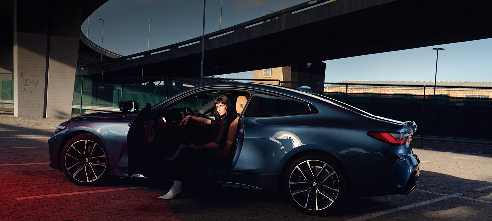Zadobočný pohľad BMW radu 4 Coupé G22 2020 BMW radu 4 Coupé G22 2020 metalíza Arctic Race Blue zadobočný pohľad zadné svetlá