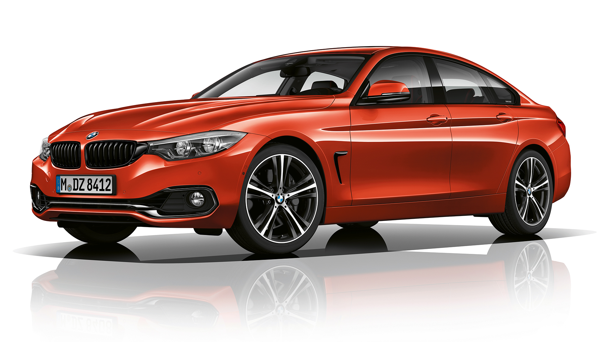 BMW radu 4 Gran Coupé, model Sport Line, trojštvrťový predný pohľad BMW radu 4 Gran Coupé, model Sport Line, trojštvrťový predný pohľad