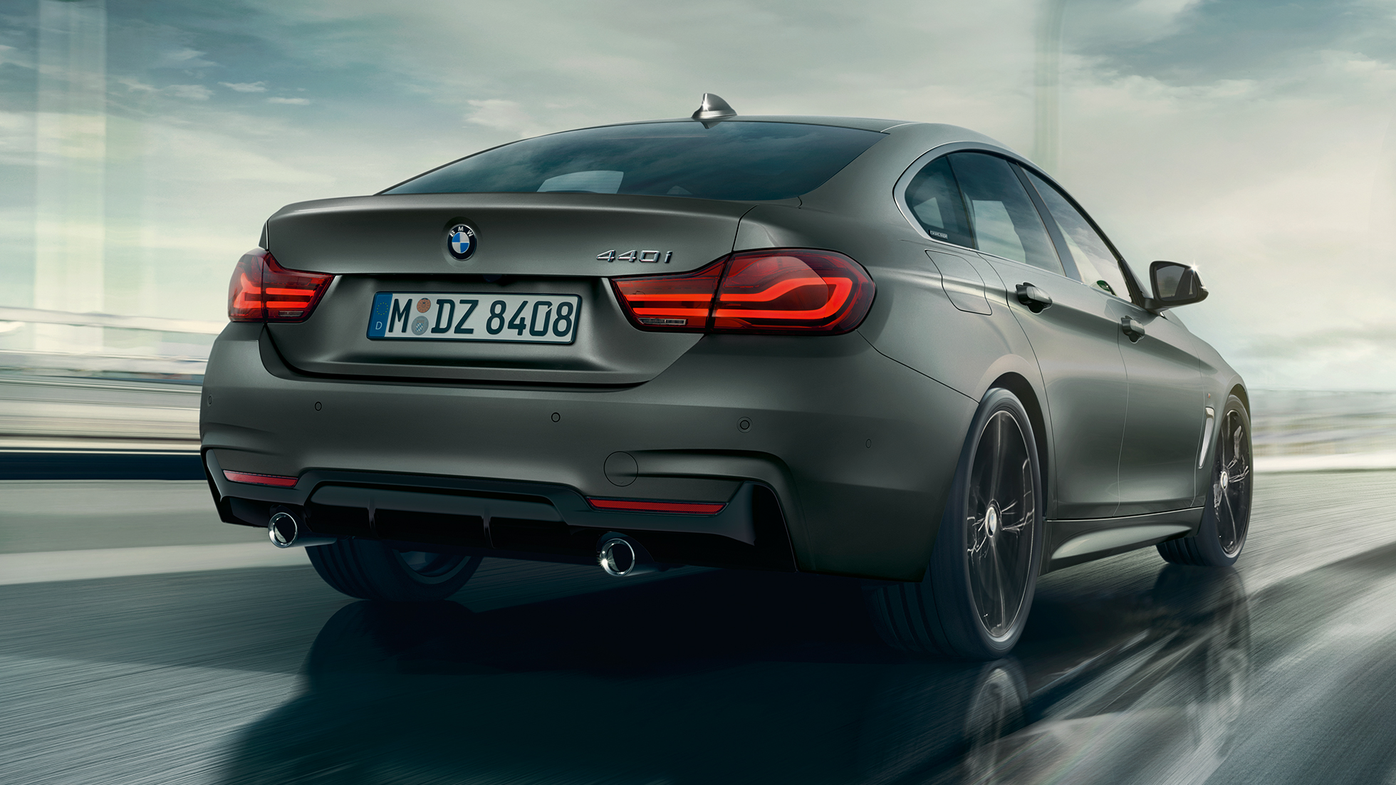 BMW radu 4 Gran Coupé, trojštvrťový zadný pohľad počas jazdy BMW radu 4 Gran Coupé, trojštvrťový zadný pohľad počas jazdy