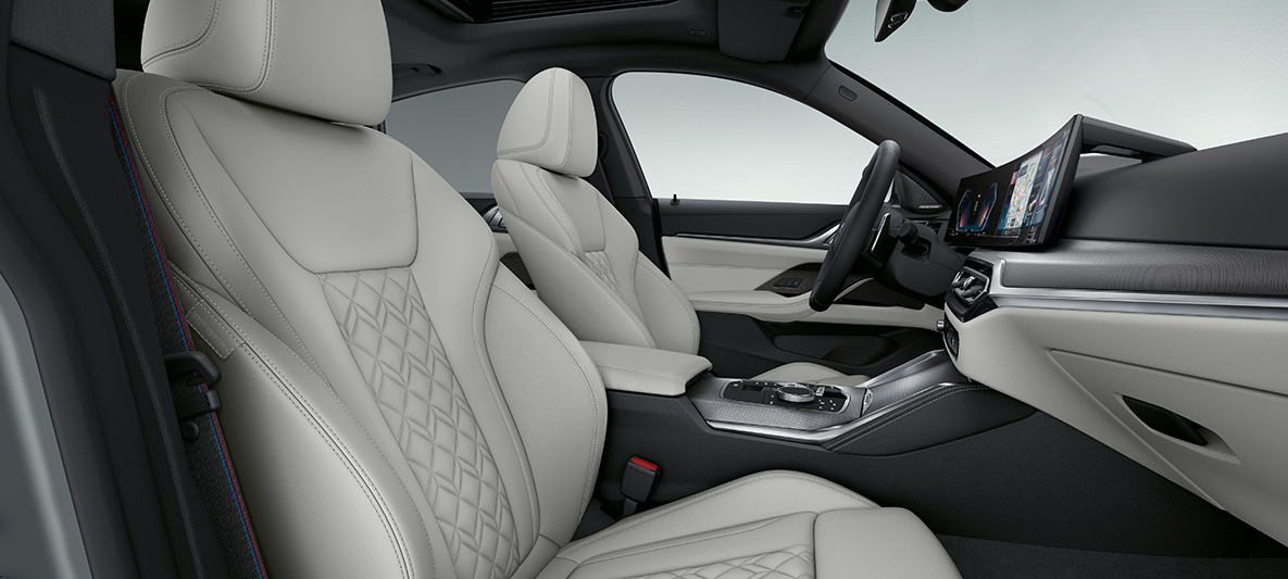Koža Merino Ivory White BMW radu 4 Gran Coupé G26 2021 interiér BMW Individual koža s rozšíreným rozsahom Merino Ivory White BMW radu 4 Gran Coupé G26 2021 interiér kokpit
