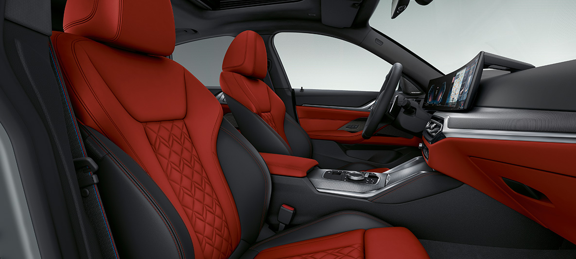 Koža Merino Fiona Red/Black BMW radu 4 Gran Coupé G26 2021 interiér BMW Individual koža s rozšíreným rozsahom Merino Fiona Red/Black BMW radu 4 Gran Coupé G26 2021 interiér kokpit