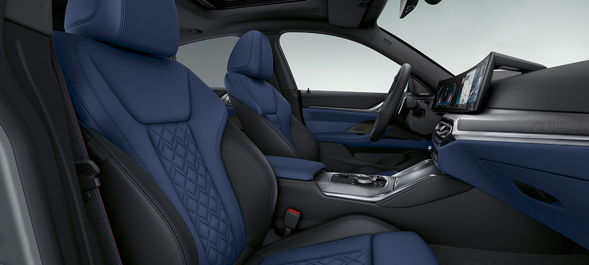 Koža Merino Fjord Blue/Black BMW radu 4 Gran Coupé G26 2021 interiér BMW Individual koža s rozšíreným rozsahom Merino Fjord Blue/Black BMW radu 4 Gran Coupé G26 2021 interiér kokpit
