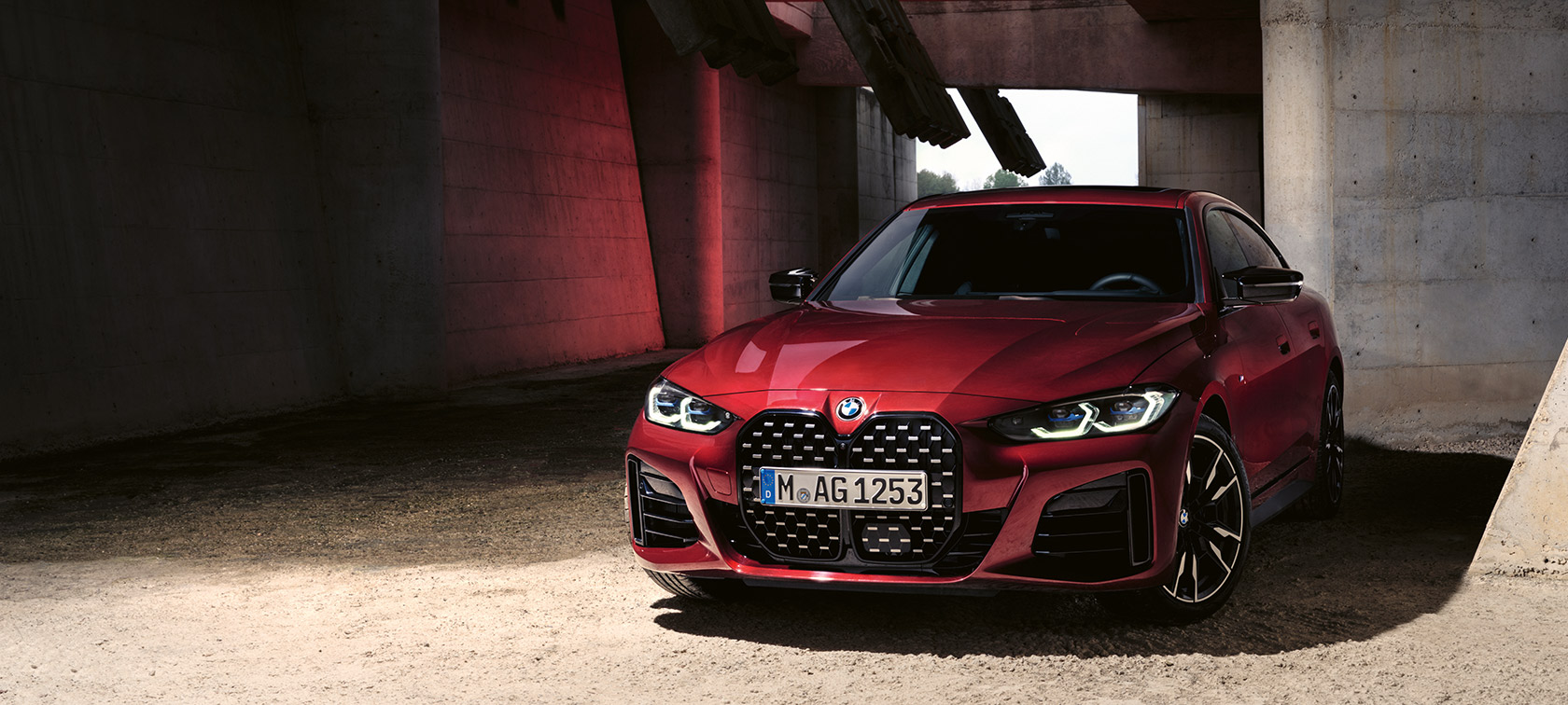 BMW radu 4 Gran Coupé G26 BMW Individual metalíza Aventurine Red predobočný pohľad