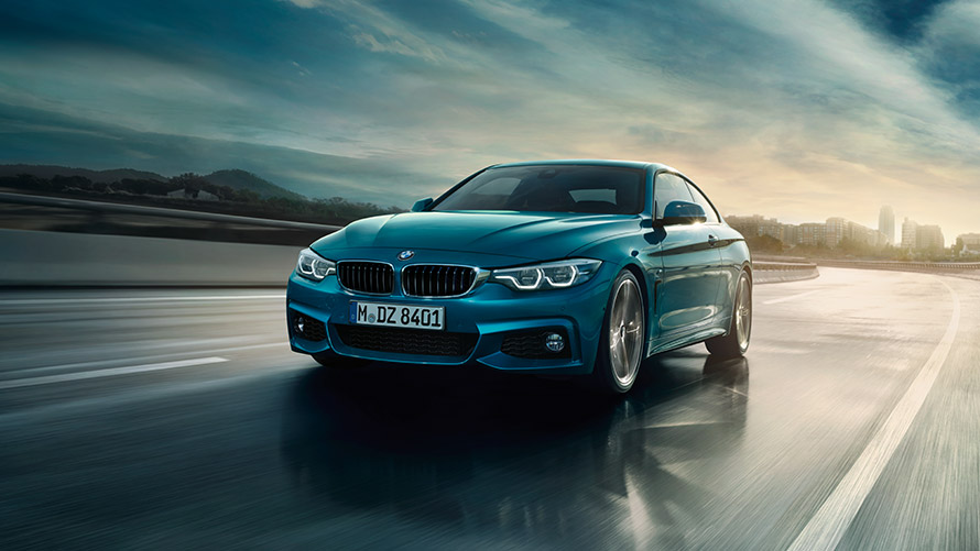 BMW radu 4 Coupé F32 predobočný pohľad na ceste BMW radu 4 Coupé F32 prvá generácia predobočný pohľad na ceste