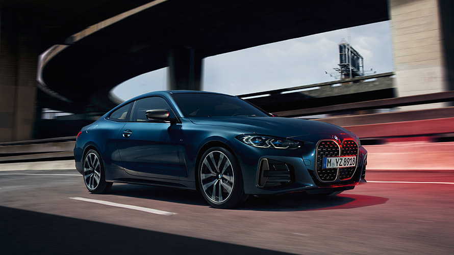 BMW radu 4 Coupé G22 bočný pohľad na ceste BMW radu 4 Coupé G22 druhá generácia bočný pohľad na ceste