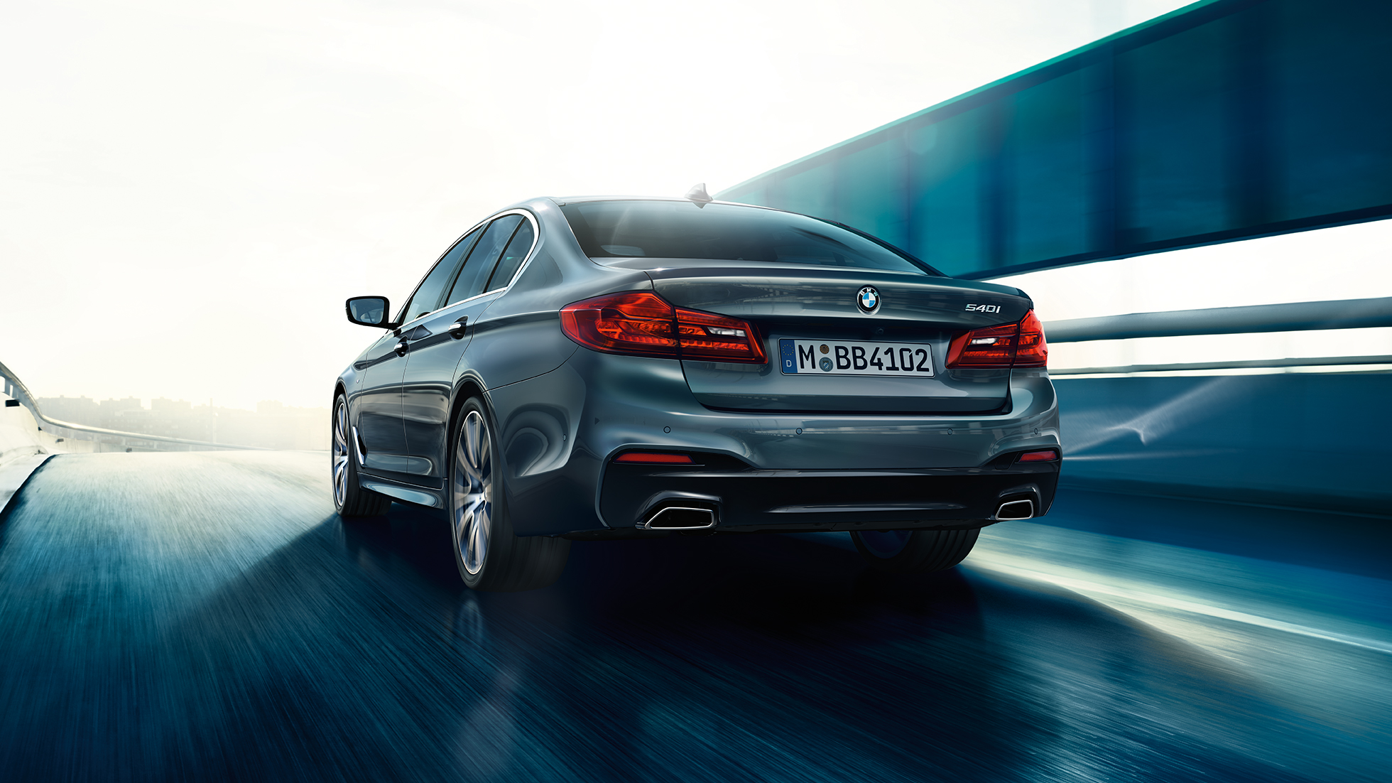 Zadná časť BMW radu 5 Sedan BMW radu 5 Sedan 540i Sedan G30 metalíza Bluestone zadný pohľad
