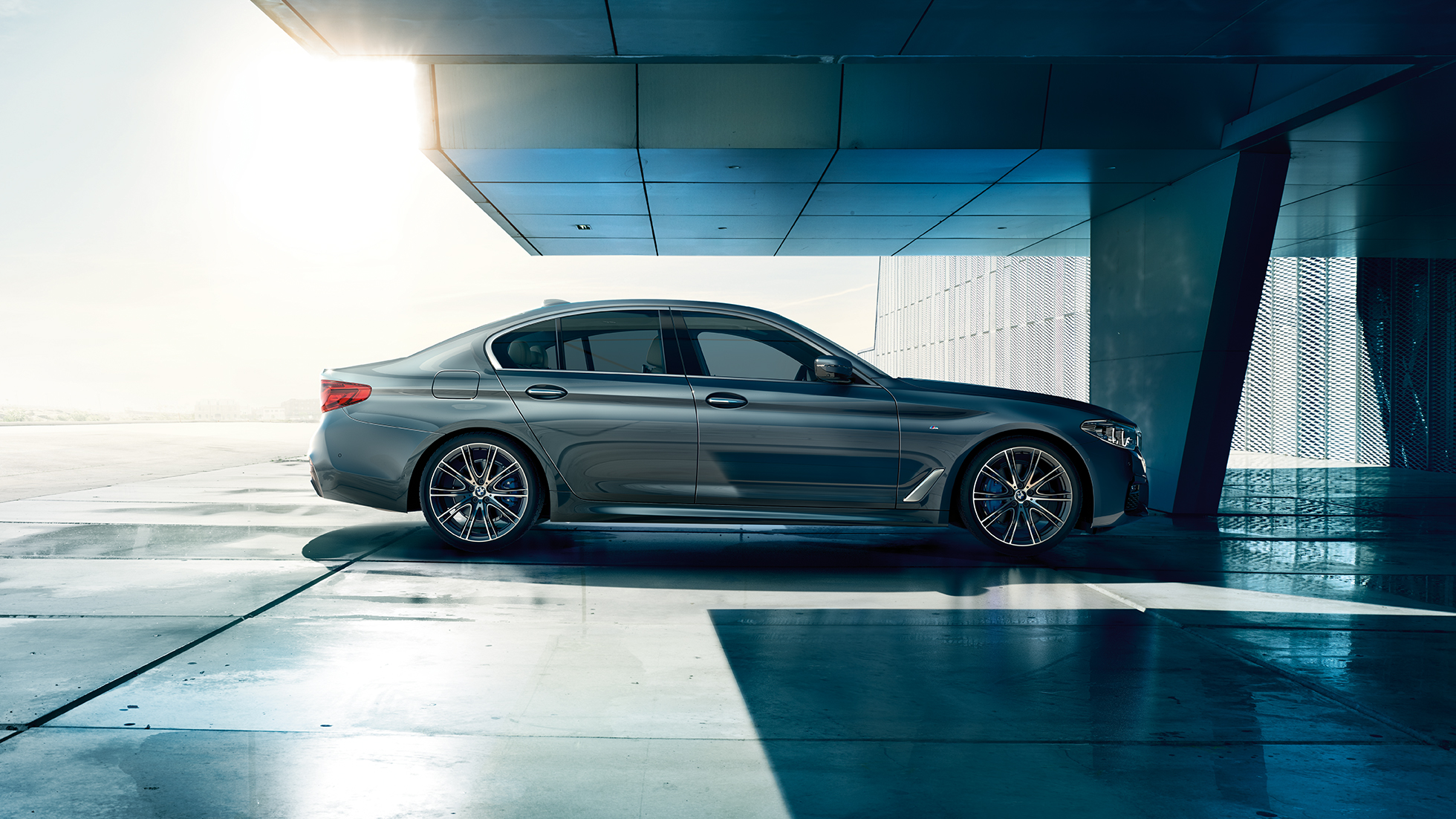 Bočný dizajn BMW radu 5 Sedan BMW radu 5 Sedan 540i Sedan G30 metalíza Bluestone bočný pohľad