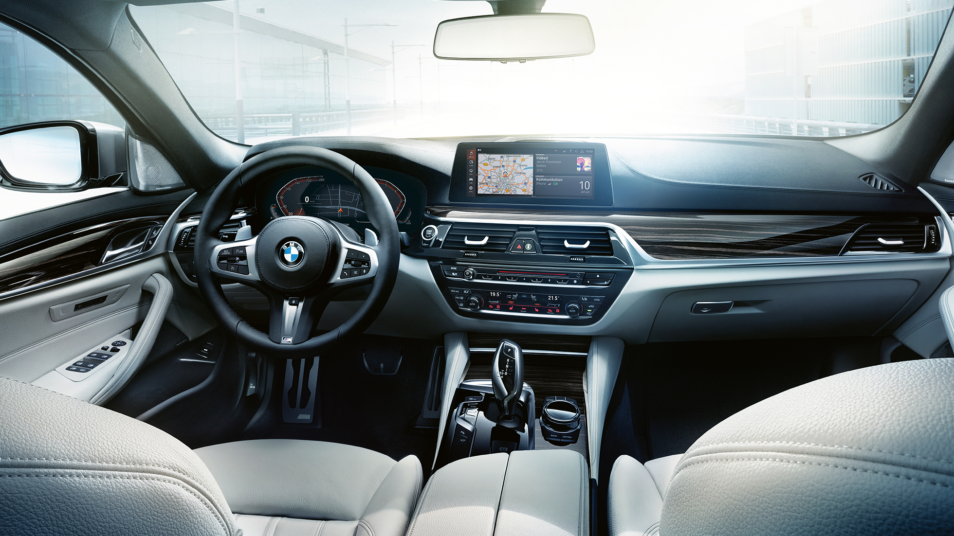 Volant BMW radu 5 Sedan Interiér volant BMW radu 5 Sedan to najlepšie 540i Sedan G30 metalíza Bluestone interiér