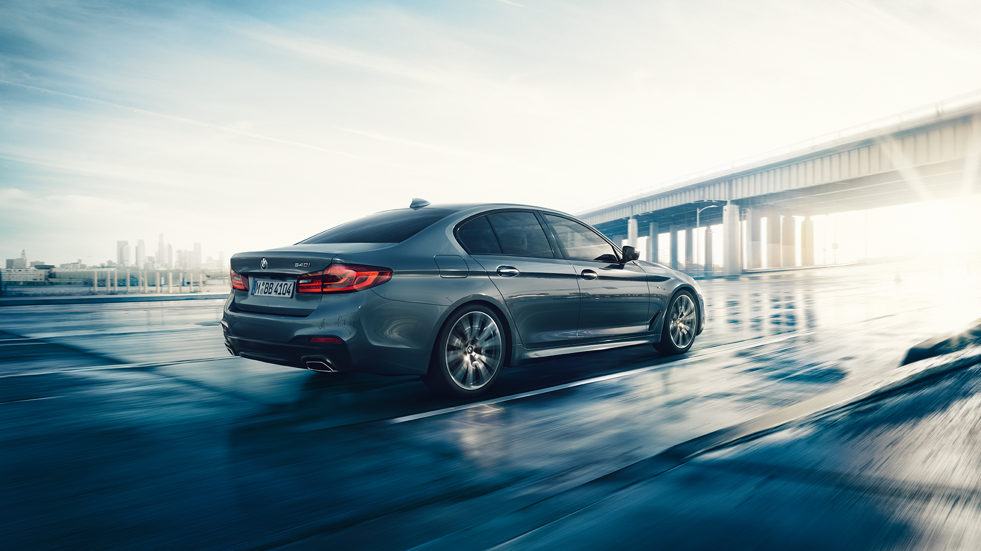 Zadná časť BMW radu 5 Sedan Zadná časť BMW radu 5 Sedan to najlepšie 540i Sedan G30 metalíza Bluestone zadobočný pohľad