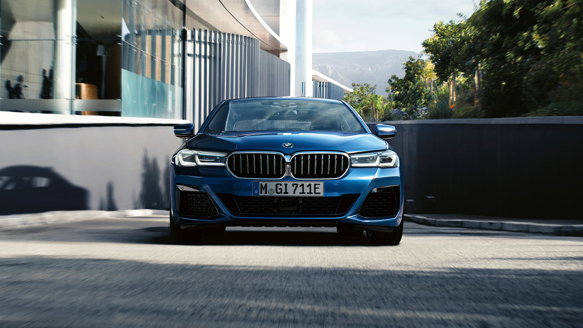 Obličky a predný nástavec BMW radu 5 Sedan G30 Obličky a predný nástavec BMW radu 5 Sedan G30 Facelift 2020 Phytonic Blue detailný predný pohľad