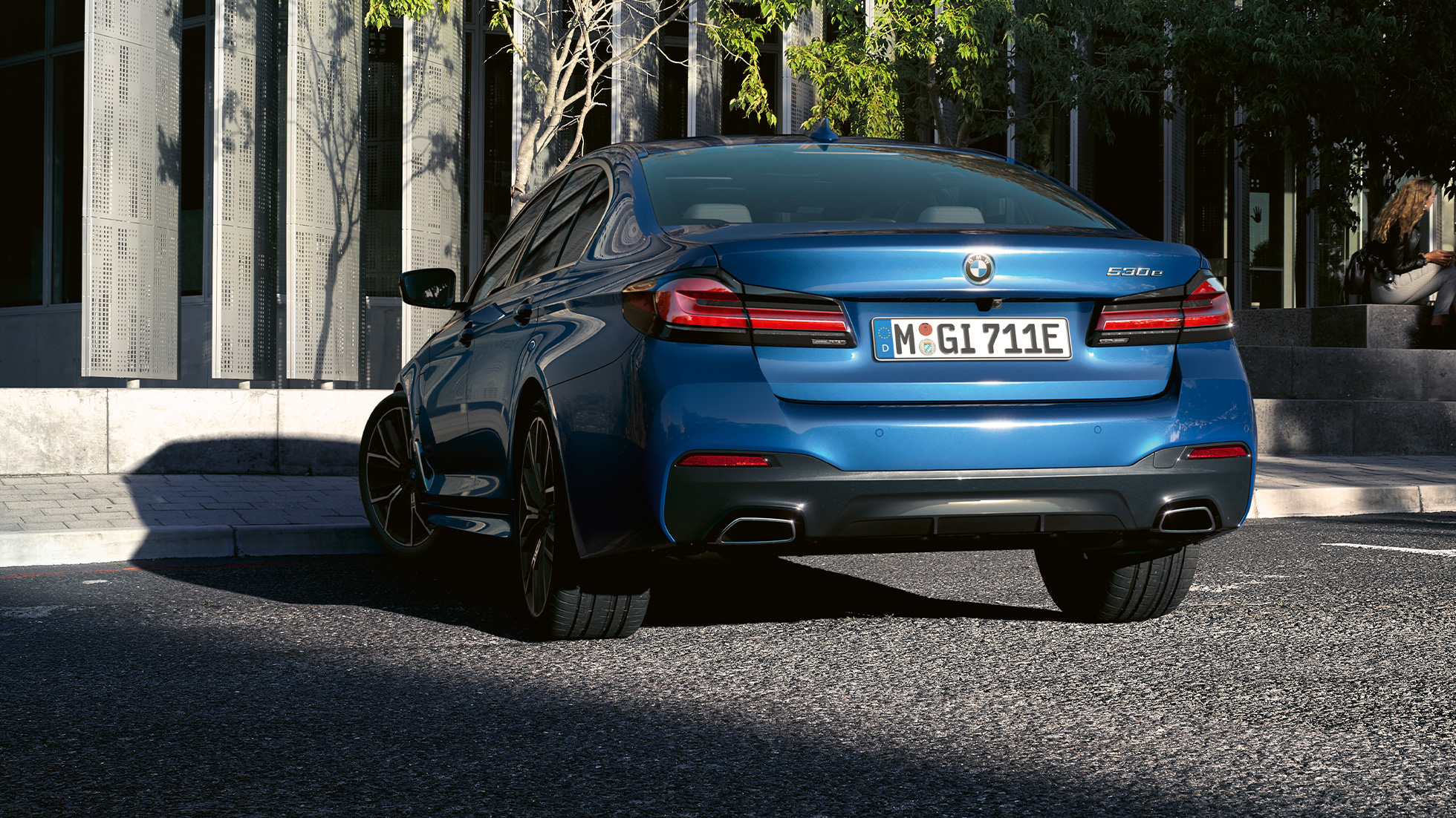 Zadný nástavec BMW radu 5 Sedan G30 Koncovky výfuku voľného tvaru BMW radu 5 Sedan G30 Facelift 2020 Phytonic Blue detailný zadný pohľad