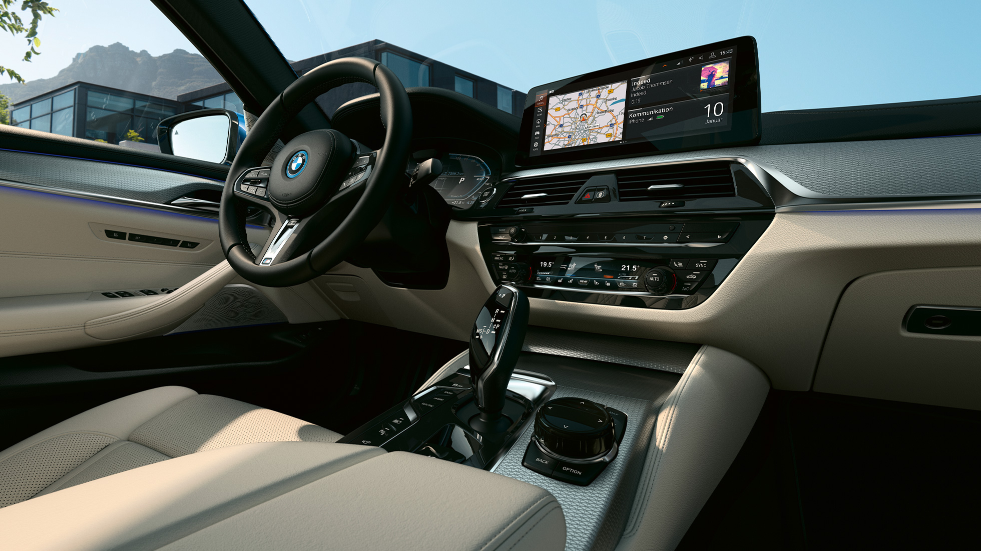 Interiér BMW radu 5 Sedan G30 Displej systému iDrive a športový kožený volant BMW radu 5 Sedan G30 Facelift 2020 interiér