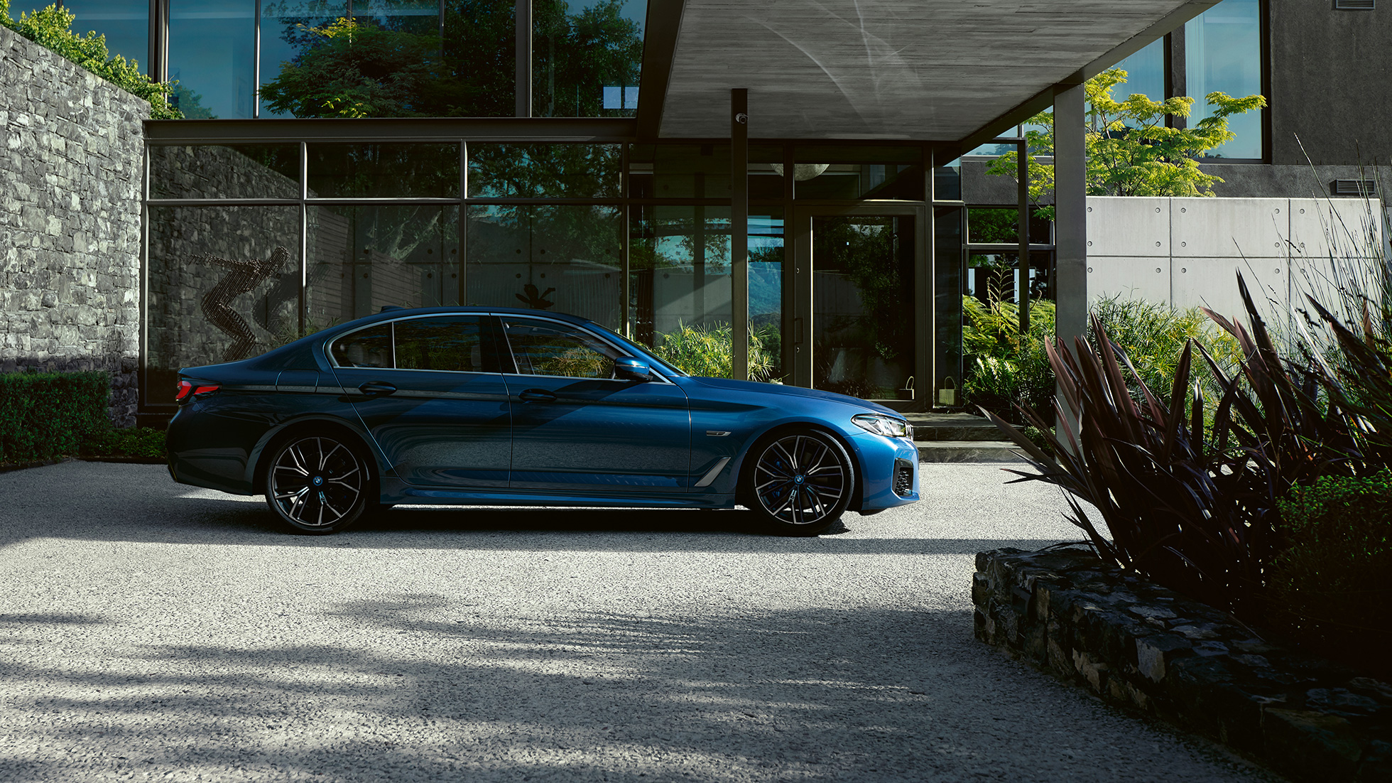 Exteriér BMW radu 5 Sedan G30 BMW radu 5 Sedan G30 Facelift 2020 Phytonic Blue bočný pohľad pri parkovaní