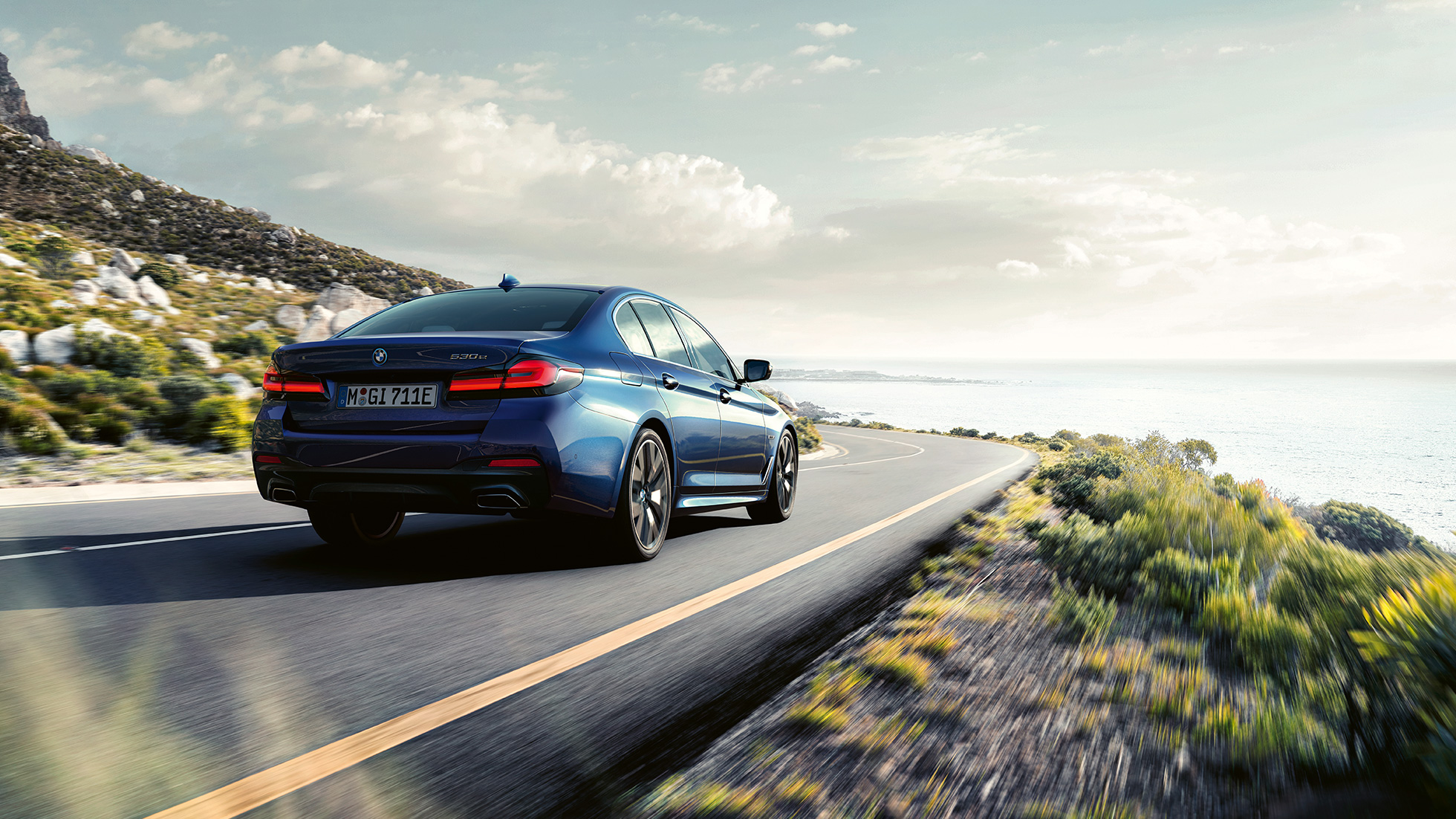 Jazdná dynamika BMW radu 5 Sedan G30 Jazdná dynamika BMW radu 5 Sedan G30 Phytonic Blue zadobočný pohľad jazdný
