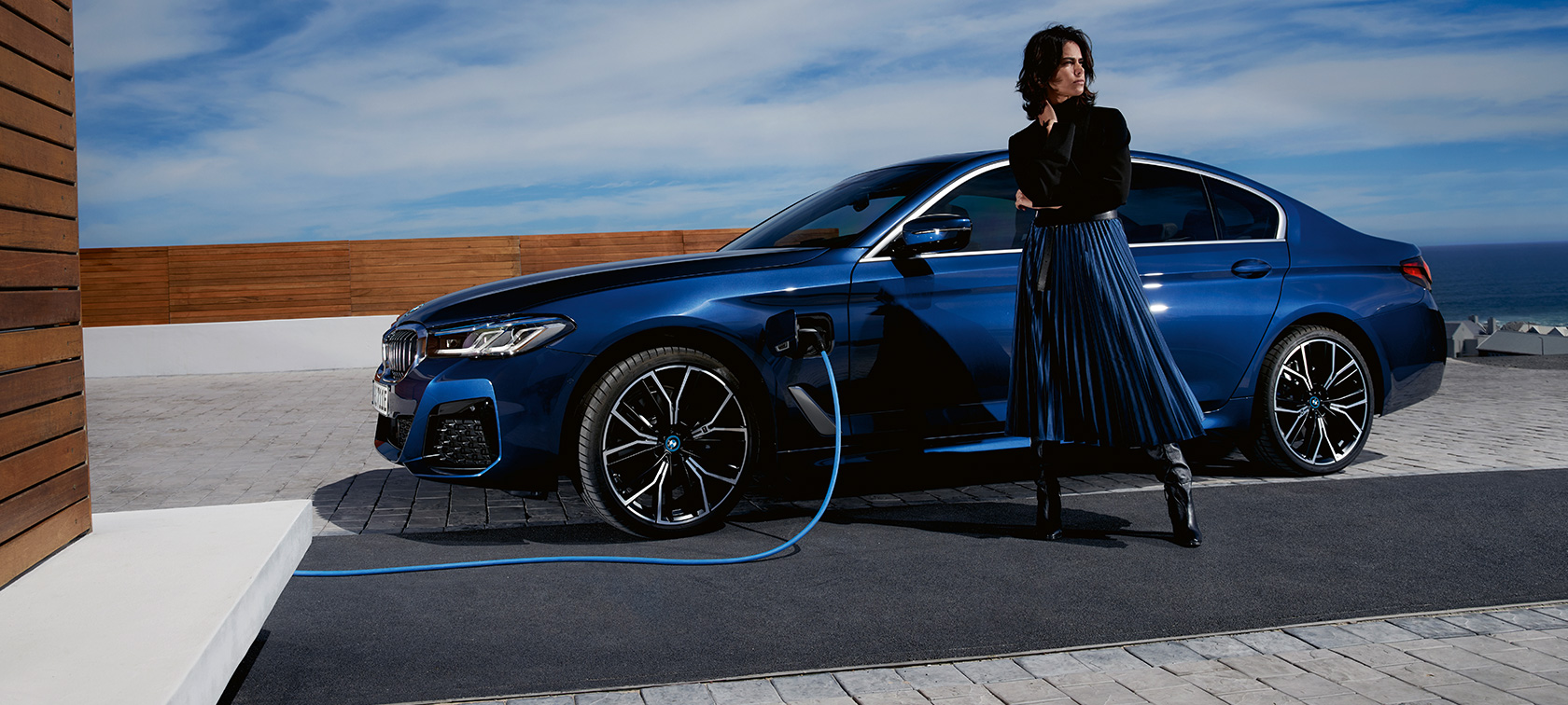 Plug-in hybrid BMW radu 5 Sedan 2021 G30 bočný pohľad nabíjanie Plug-in hybrid BMW radu 5 Sedan 2021 G30 bočný pohľad nabíjanie