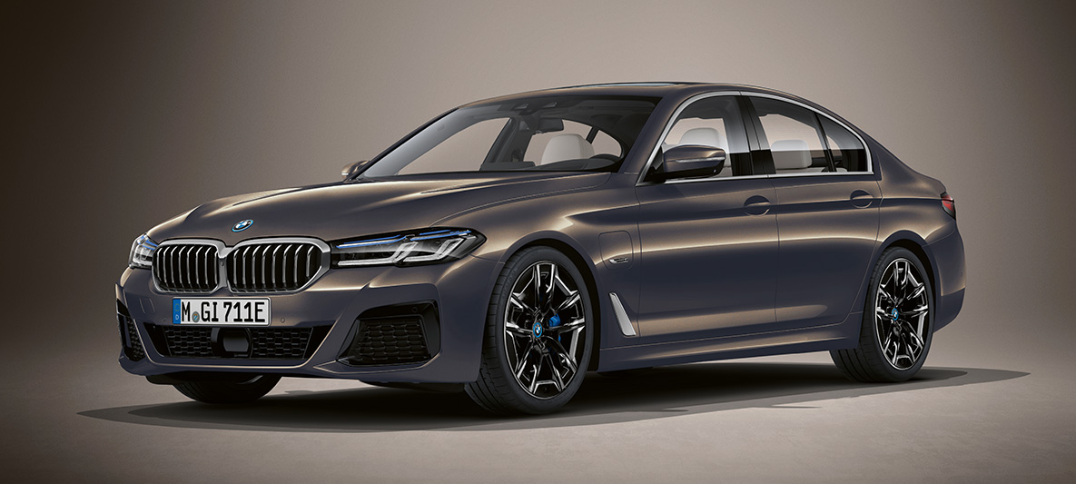 Farba Individual BMW radu 5 Sedan G30 BMW radu 5 Sedan Individual G30 Facelift 2020 predobočný pohľad statický
