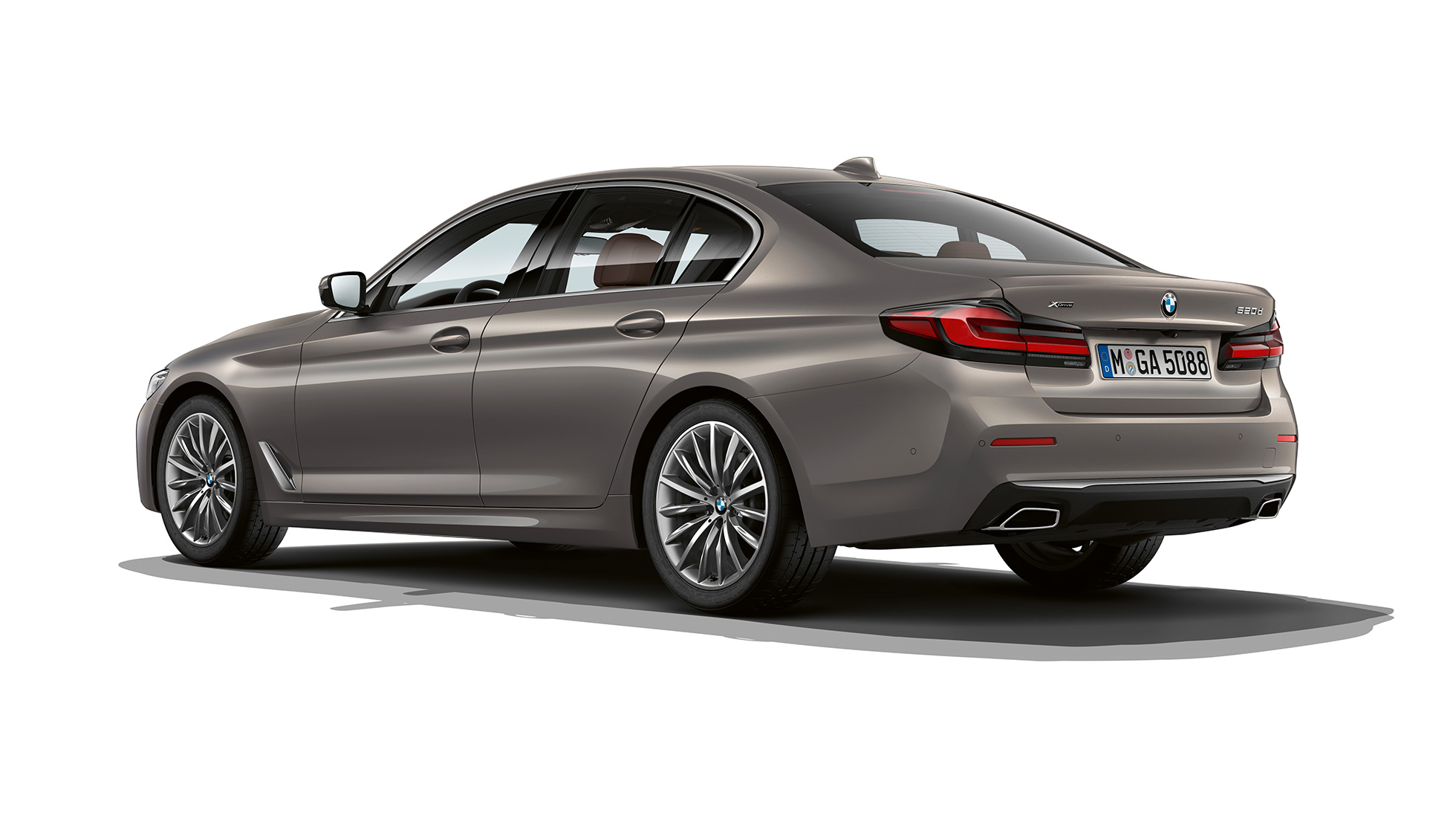 BMW radu 5 Sedan G30 Luxury Line zadný pohľad BMW radu 5 Sedan 520d xDrive G30 Luxury Line Bernina Grey zadobočný pohľad