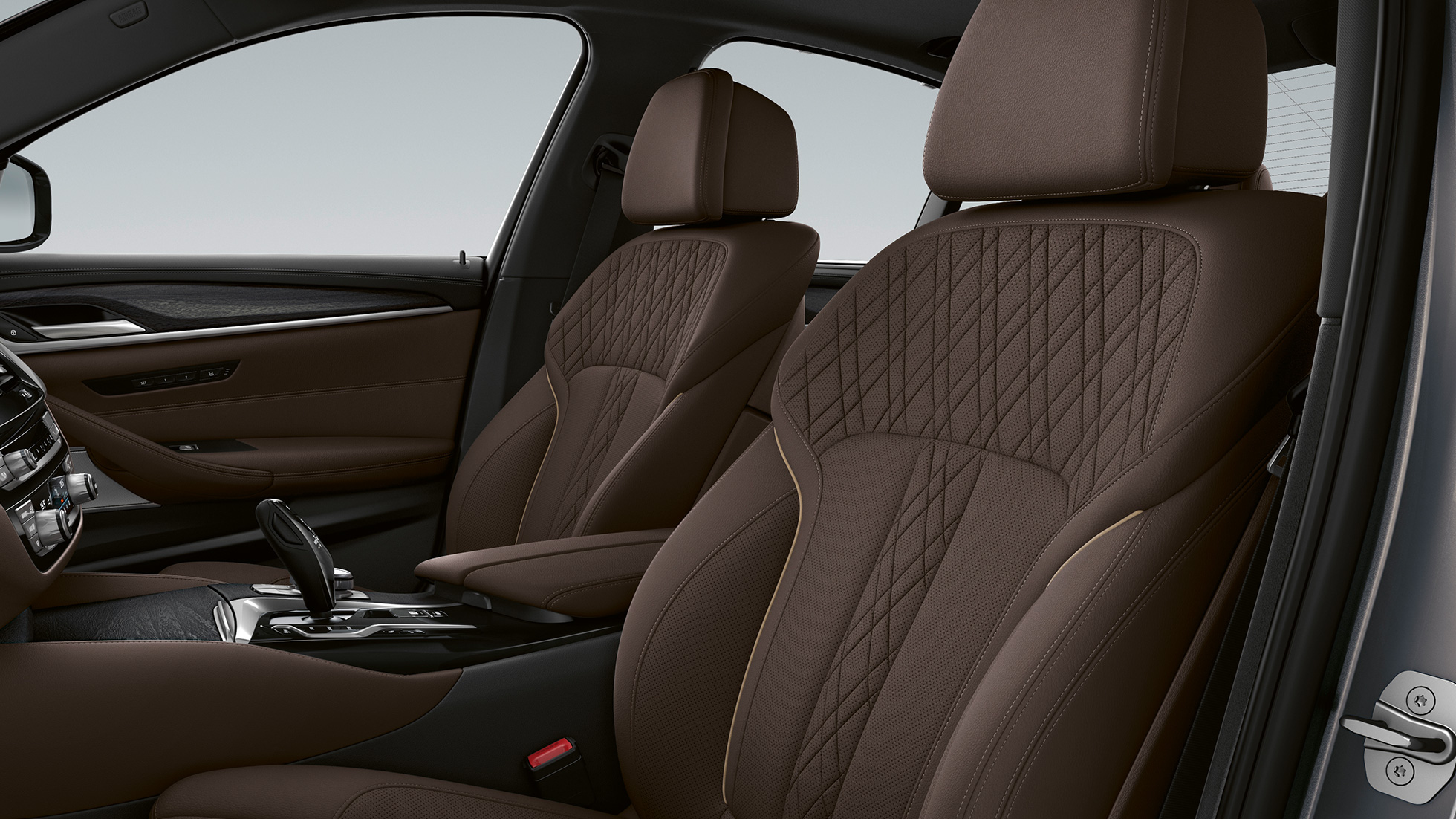 Čalúnenie BMW radu 5 Sedan G30 Luxury Line Čalúnenie exkluzívnou kožou Nappa Mocha s exkluzívnym prešívaním a kontrastným lemovaním BMW radu 5 Sedan 520d xDrive G30 Luxury Line interiér