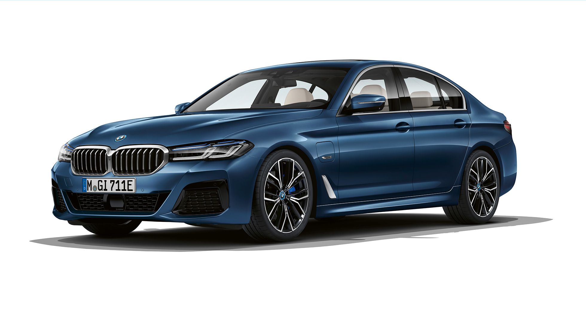 BMW radu 5 Sedan G30 M Sport balík predná časť BMW radu 5 Sedan 520d xDrive G30 2020 M Sport balík Alpine White predobočný pohľad