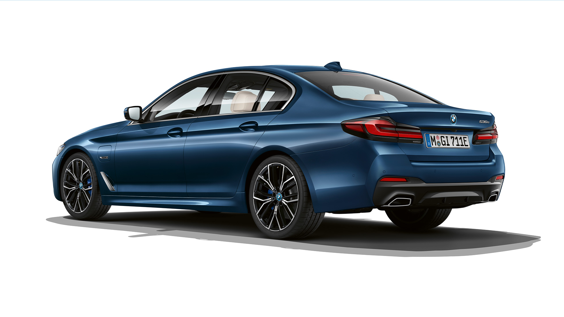 BMW radu 5 Sedan G30 plug-in hybrid M Sport balík zadný pohľad BMW radu 5 Sedan 520d xDrive G30 2020 M Sport balík Alpine White zadobočný pohľad