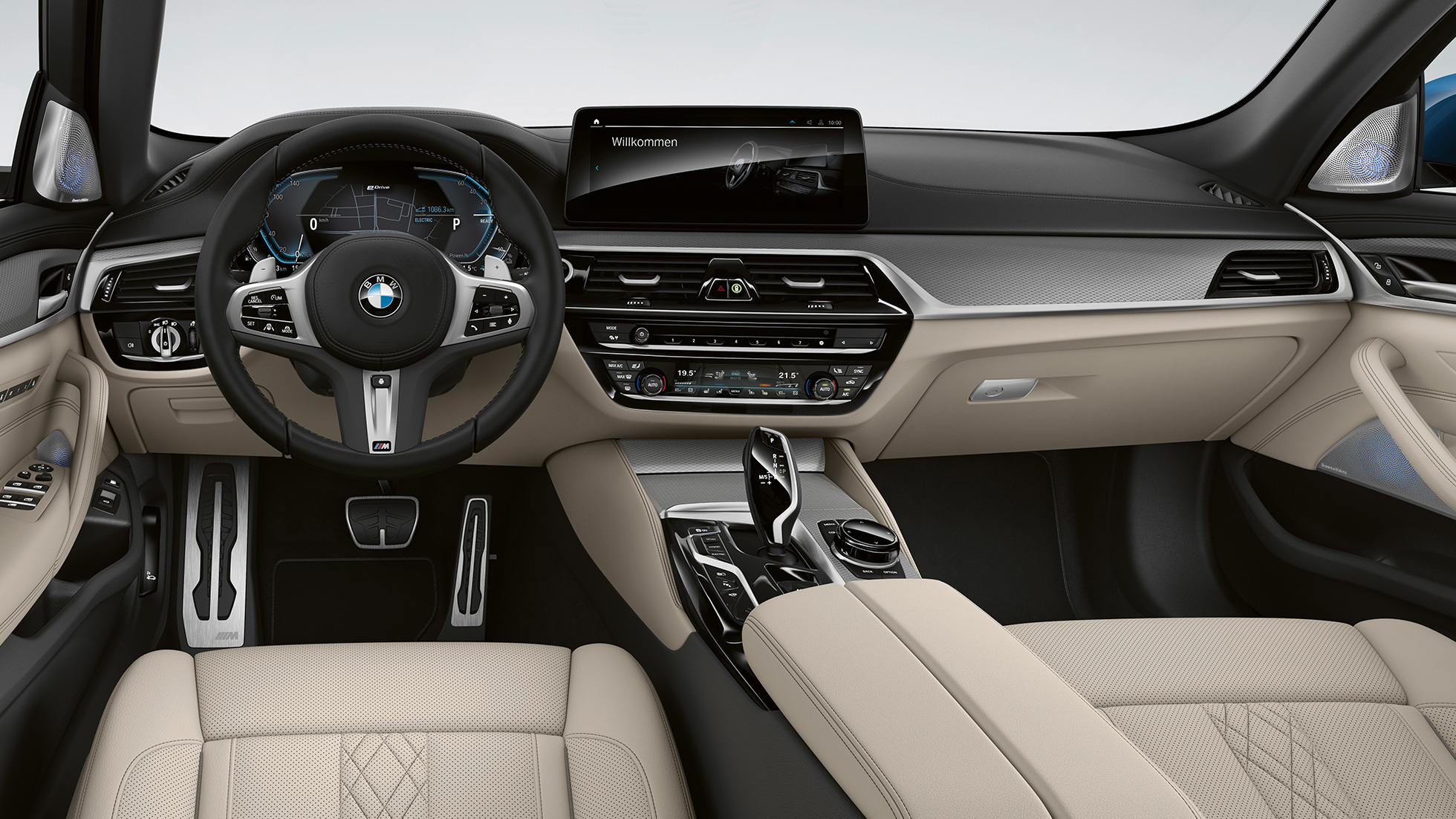 Kokpit BMW radu 5 Sedan plug-in hybrid G30 M Sport balík
Kokpit BMW radu 5 Sedan 520d xDrive G30 2020 M Sport balík Koža Dakota Black s kontrastným prešívaním Blue interiér