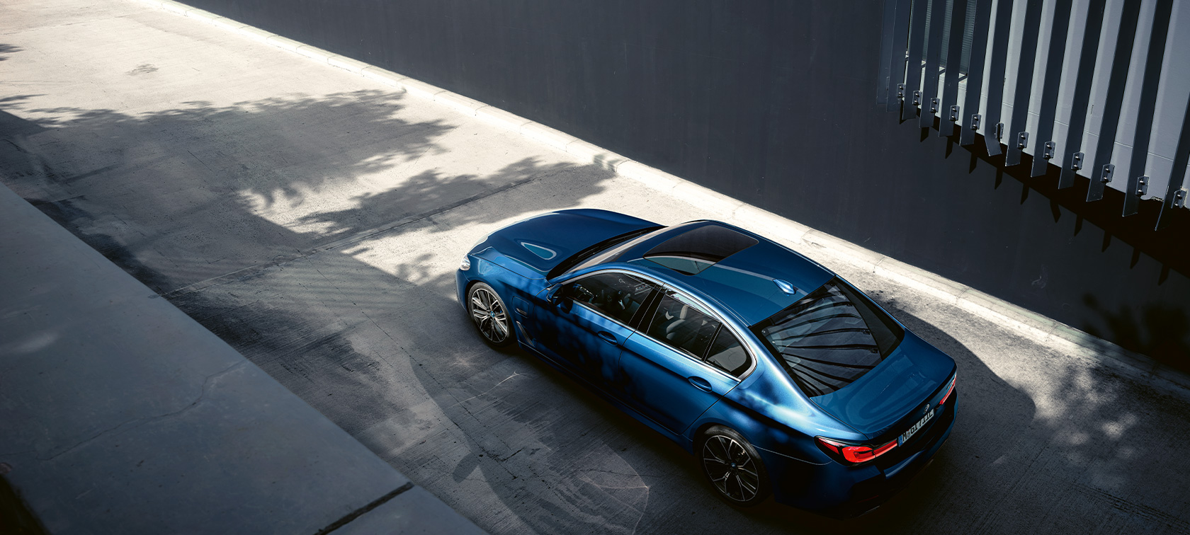 BMW radu 5 Sedan G30 statický BMW radu 5 Sedan G30 Facelift 2020 Phytonic Blue pohľad zhora statický
