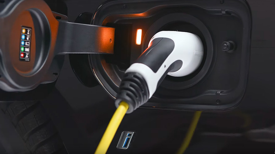 BMW plug-in hybrid pripojený nabíjací kábel detailný pohľad BMW radu 5 Sedan G30 BMW plug-in hybrid pripojený nabíjací kábel detailný pohľad
