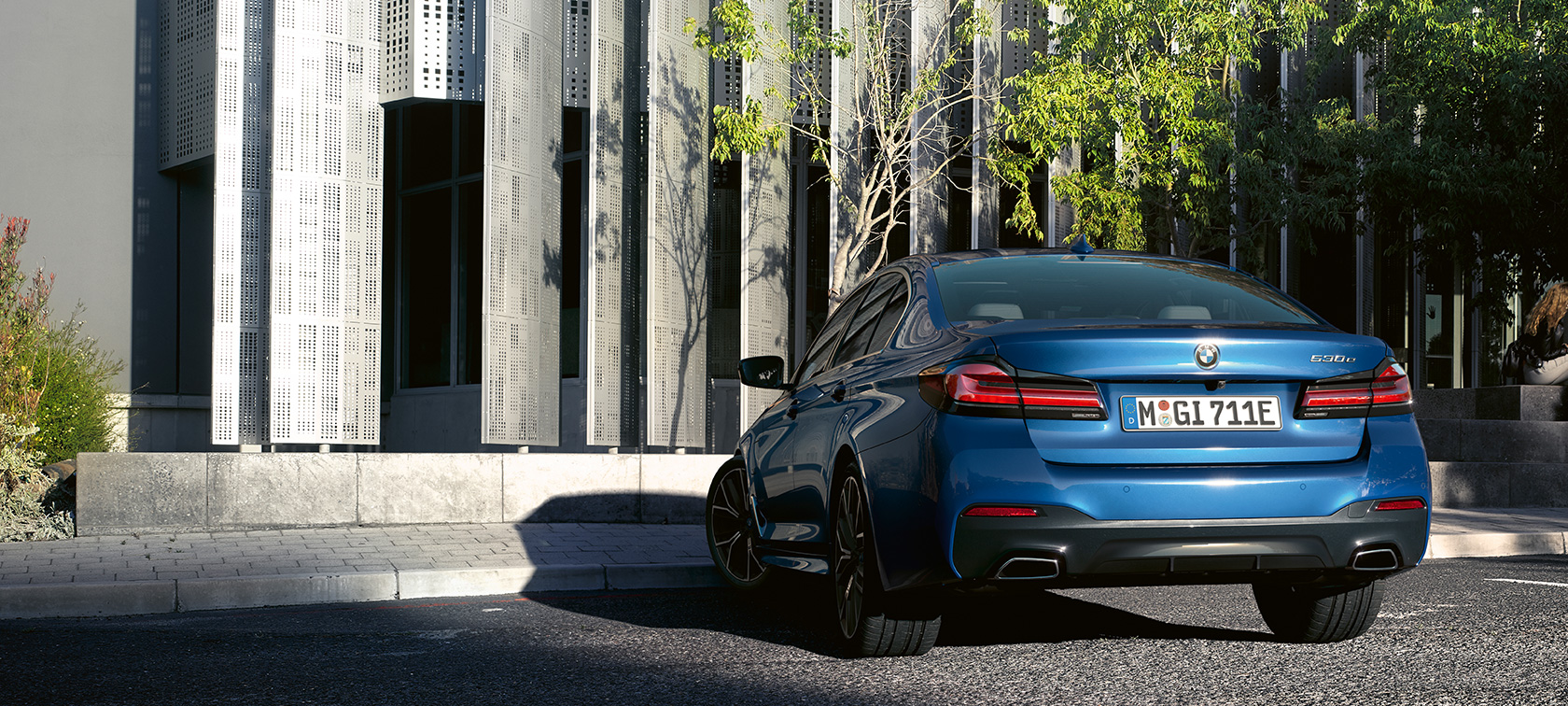 BMW radu 5 Sedan G30 statický BMW radu 5 Sedan G30 Facelift 2020 Phytonic Blue zadný pohľad statický
