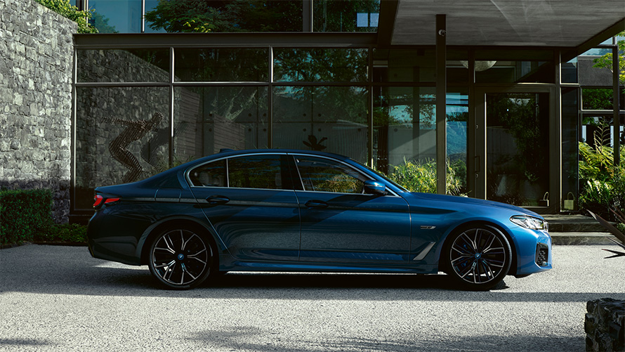 Exteriér BMW radu 5 Sedan G30 BMW radu 5 Sedan G30 Facelift 2020 Phytonic Blue bočný pohľad pri parkovaní