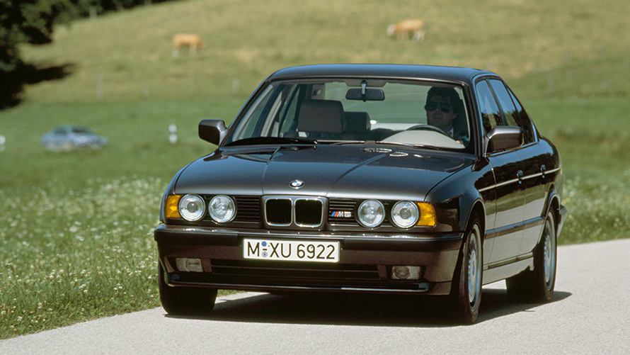 BMW M Sedan (E34) predobočný pohľad jazdný BMW M Sedan (E34) predobočný pohľad jazdný