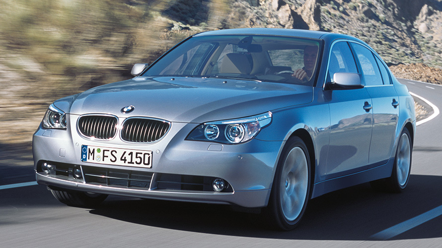 BMW radu 5 Sedan (E60) predobočný záber jazdný BMW radu 5 Sedan (E60) predobočný záber jazdný