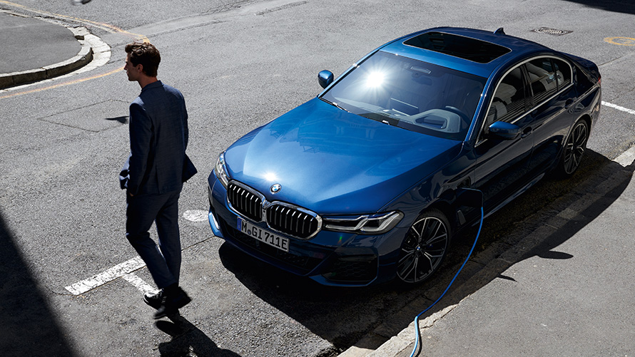 BMW 530e Sedan (G30) predobočný pohľad pri nabíjaní BMW 530e Sedan (G30) predobočný pohľad pri nabíjaní