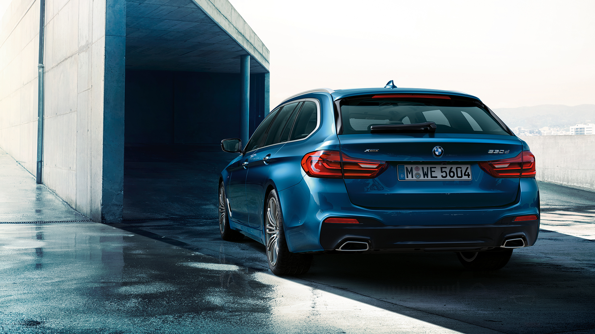 Zadný dizajn BMW radu 5 Touring BMW radu 5 Touring 530d xDrive Touring G31 metalíza Mediterranean Blue zadobočný pohľad