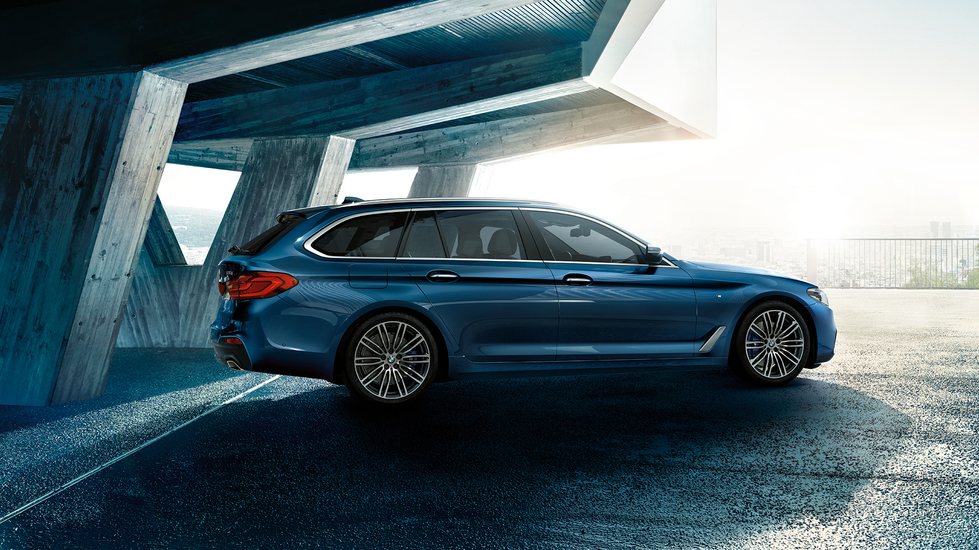 Bočný dizajn BMW radu 5 Touring BMW radu 5 Touring 530d xDrive Touring G31 metalíza Mediterranean Blue bočný pohľad