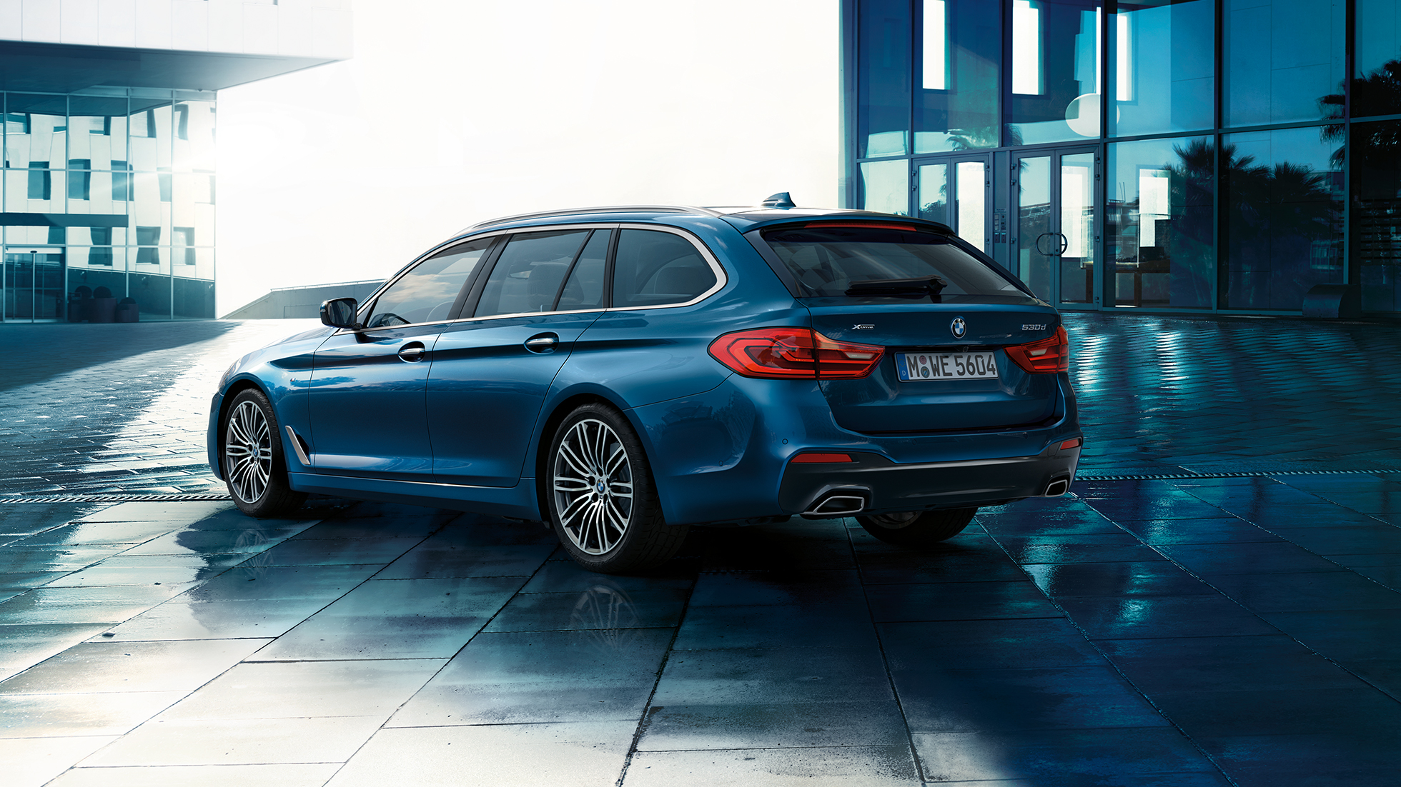 Exteriér BMW radu 5 Touring Exteriér BMW radu 5 Touring to najlepšie 530d xDrive Touring G31 metalíza Mediterranean Blue zadobočný pohľad