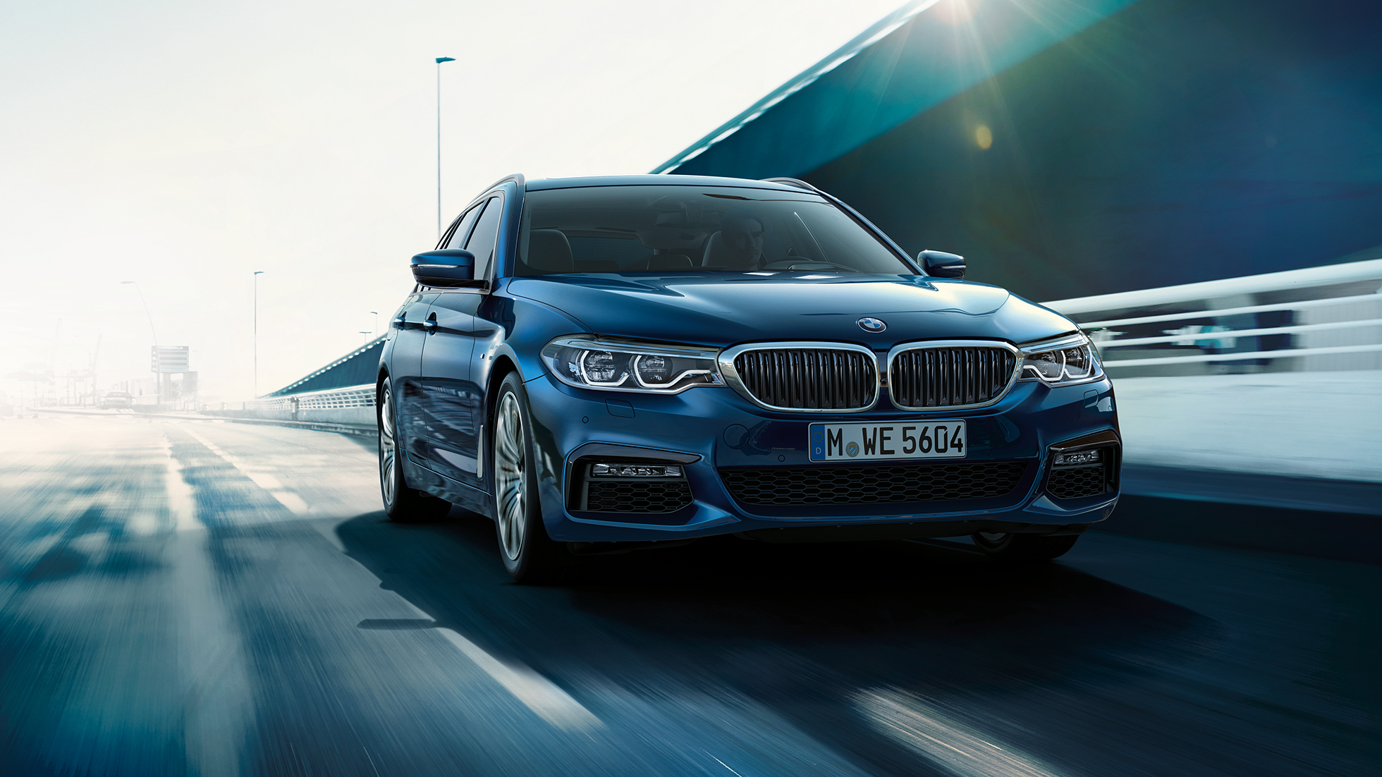 Jazdná dynamika BMW radu 5 Touring. Jazdná dynamika BMW radu 5 Touring to najlepšie 530d xDrive Touring G31 metalíza Mediterranean Blue predobočný pohľad