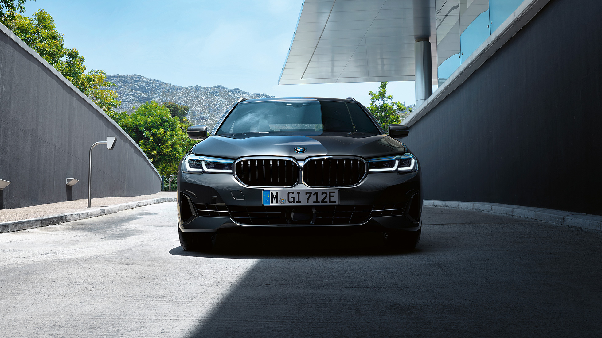 BMW obličky a predný nástavec BMW radu 5 Touring G31 BMW obličky a predný nástavec BMW radu 5 Touring G31 Facelift 2020 Sophisto Grey detailný predný pohľad