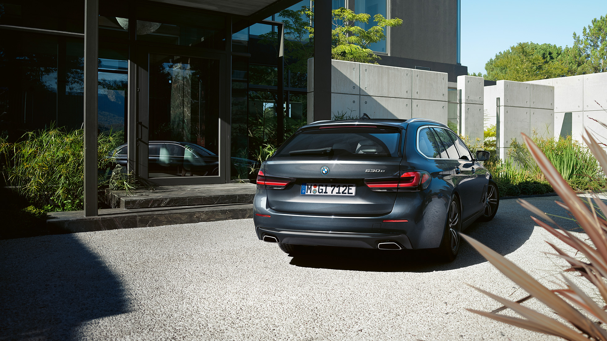 Zadný nástavec a koncovky výfuku voľného tvaru BMW radu 5 Touring G31 Zadný nástavec a koncovky výfuku voľného tvaru BMW radu 5 Touring G31 Facelift 2020 Sophisto Grey detailný zadný pohľad