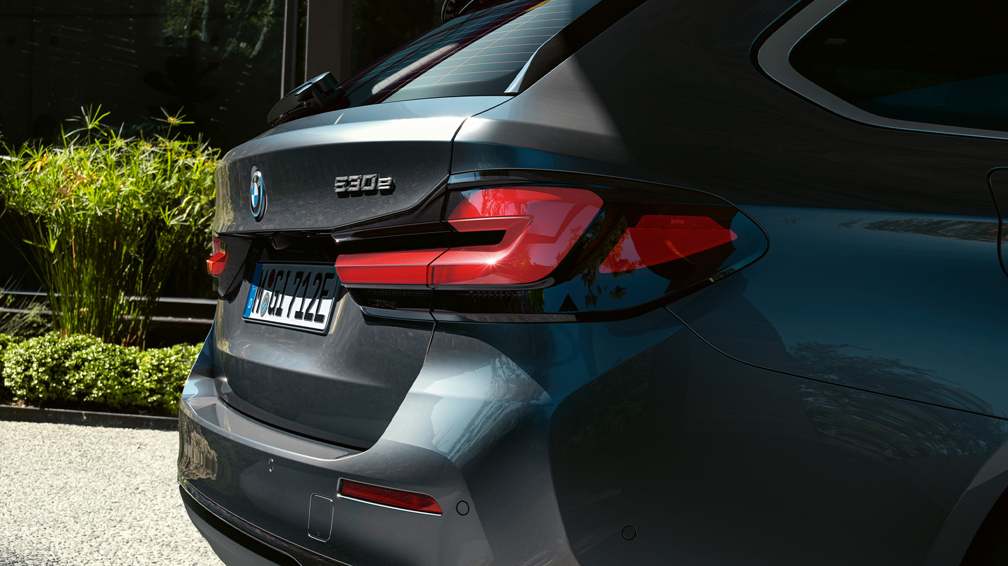 3D tvar zadných svetiel BMW radu 5 Touring G31 3D tvar zadných svetiel BMW radu 5 Touring G31 Facelift 2020 Sophisto Grey detailný zadný pohľad