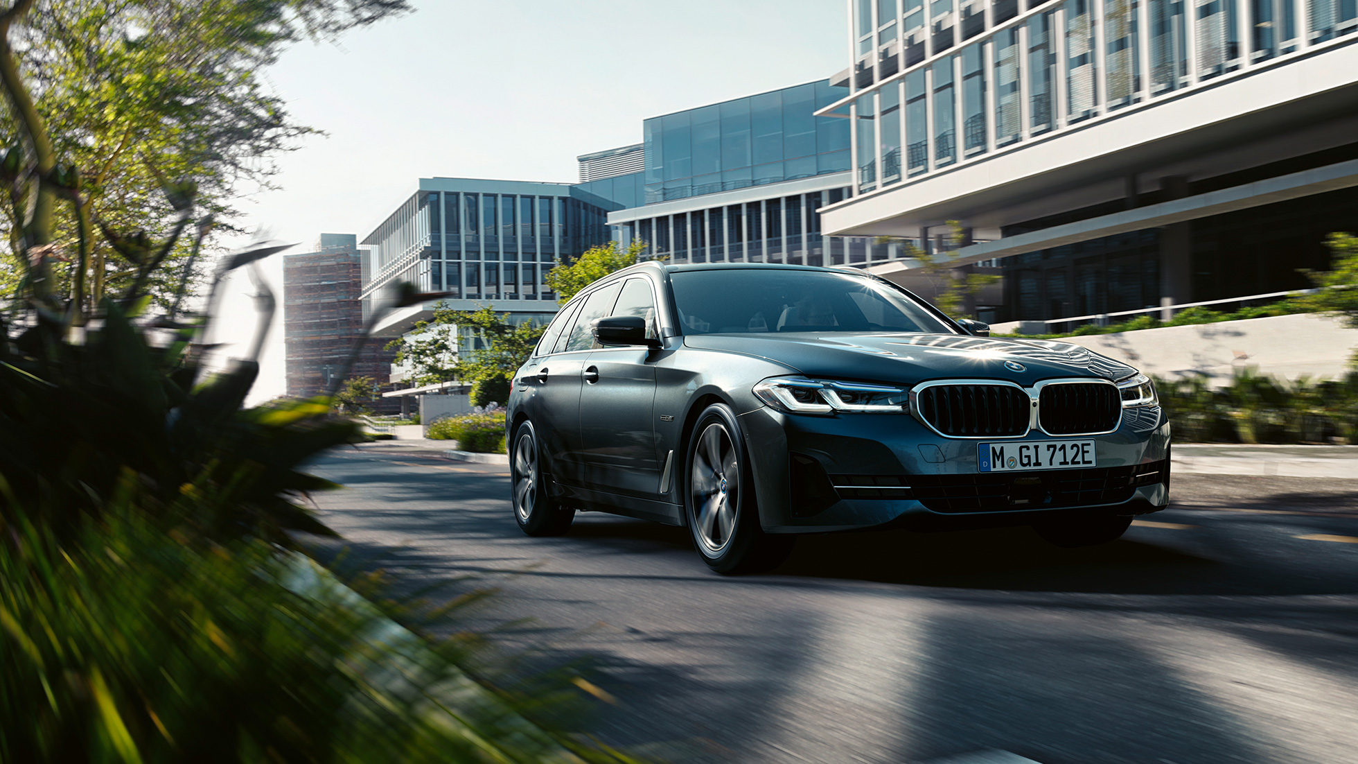 BMW radu 5 Touring G31 exteriér BMW radu 5 Touring G31 Facelift 2020 Sophisto Grey predobočný pohľad jazda v meste