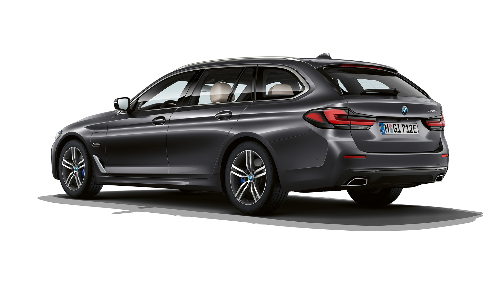 BMW radu 5 Touring G31 základná výbava zadný pohľad BMW radu 5 Touring 530i G31 2020 základná výbava Sophisto Grey zadobočný pohľad