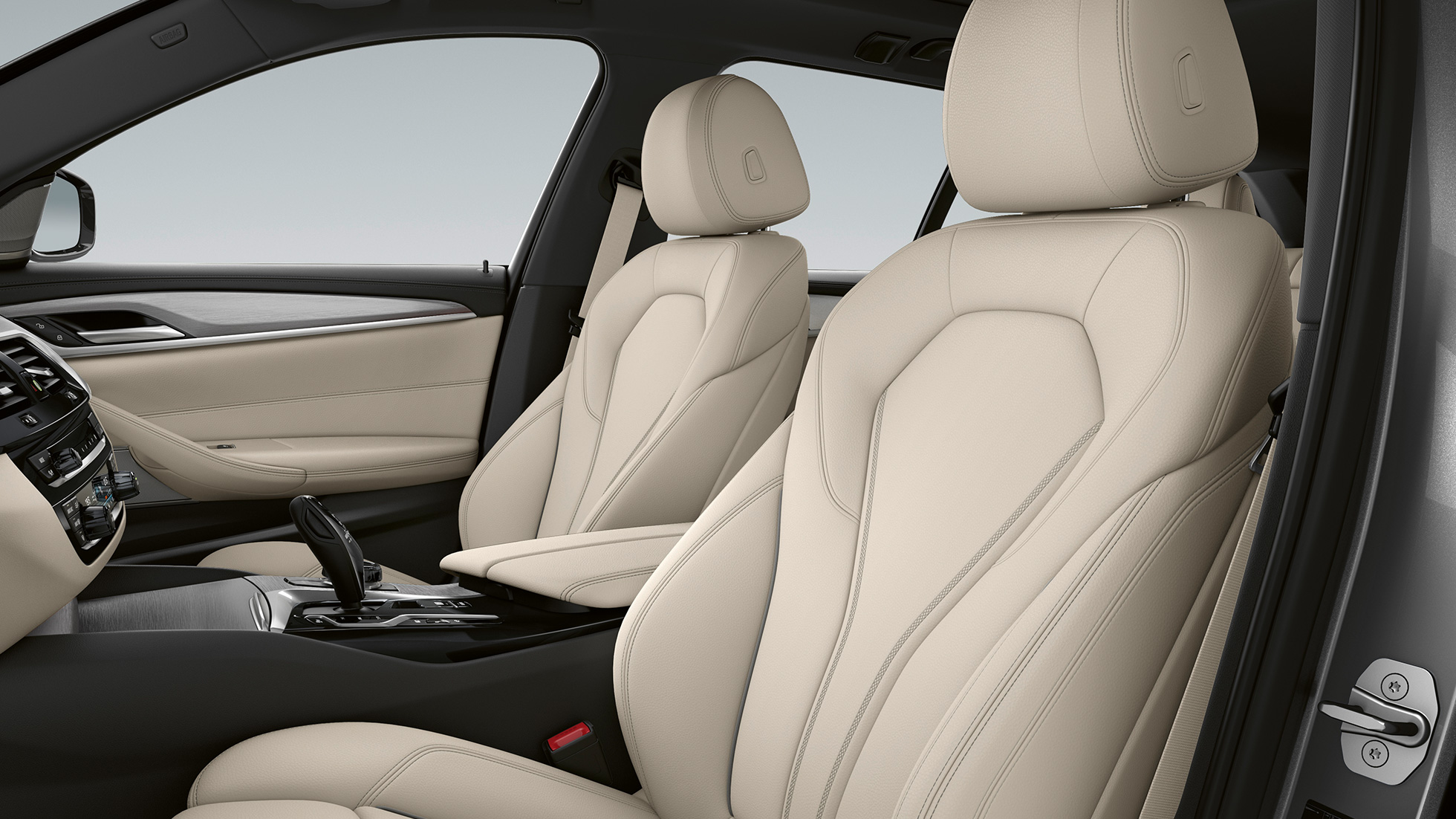 Čalúnenie BMW radu 5 Touring G31 základná výbava Čalúnenie kožou Dakota Ivory White s exkluzívnym prešívaním a kontrastným lemovaním BMW radu 5 Touring G31 2020 základná výbava interiér