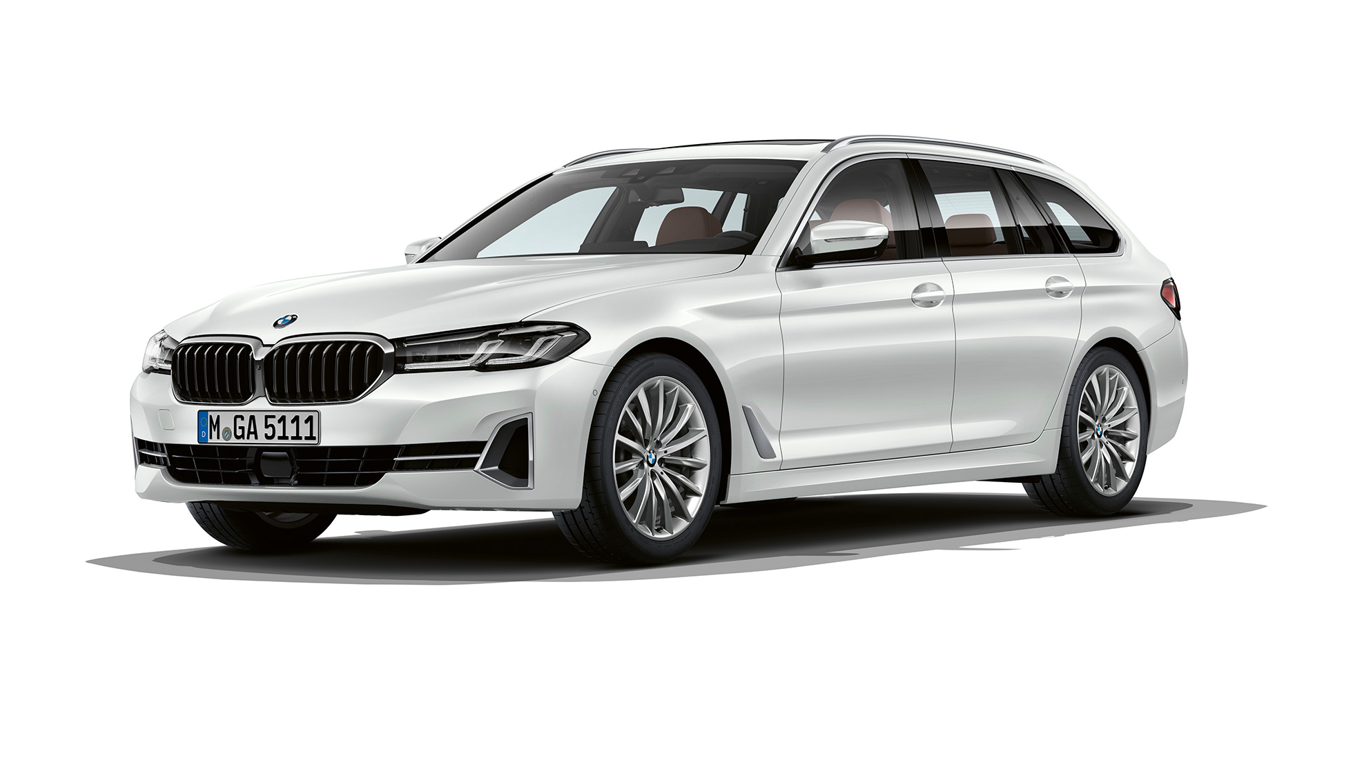 BMW radu 5 Touring G31 Luxury Line predný pohľad BMW radu 5 Touring 530i G31 2020 Luxury Line Mineral White predobočný pohľad